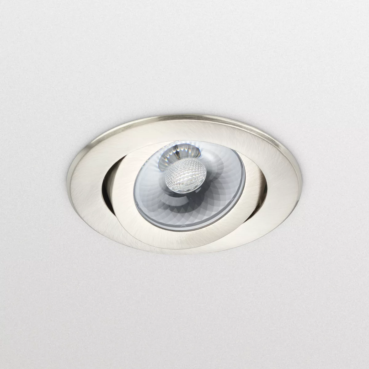 Philips LED-Leuchte RS151B Frontansicht mit warmweißem Licht