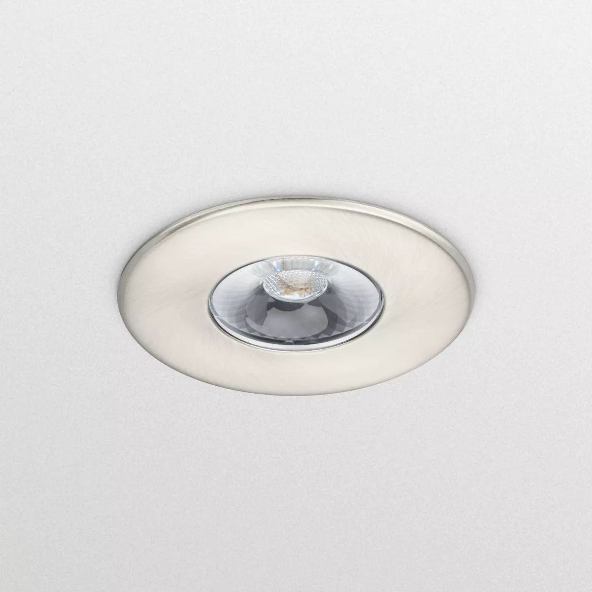 Philips LED-Leuchte RS150B Frontansicht mit warmweißem Licht